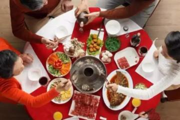 過年家族群發紅包，被婆家人「綁架」，發了三百後拉著丈夫退了群