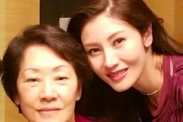 李嘉欣的媽媽露面:容顏充滿富貴氣,離婚後帶著兩個女兒獨自養家
