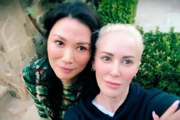 鄧文迪53歲又怎樣!穿亮色透視襯衫現身紐約活動,好氣質哪懼時間
