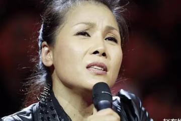 56歲歌后田震分享生活,手握龍蝦十分霸氣,網友:青春回來了!