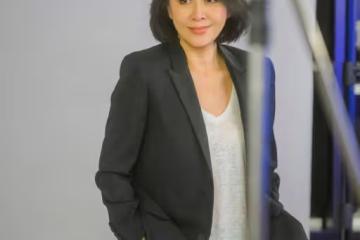 何超瓊戴價值5億翡翠皇冠亮相,林青霞劉嘉玲站旁邊一起合影