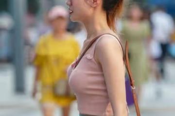 牛仔迷你短裙+粉色小弔帶,打造自信出眾得美,盡顯成熟嫵媚