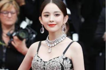 古力娜扎顏值美艷動人,弔帶裙黑底加「銀花」,貴氣裝扮挺適合她