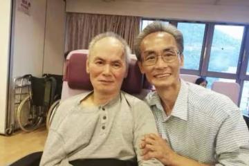 劉家輝近照曝光!中風癱瘓11年罕露面,身材消瘦滿頭白髮但精神好