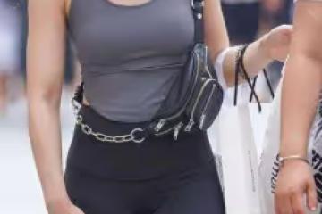 灰色性感弔帶搭配黑色緊身打底褲，線條顯得修長，整體乾淨利落