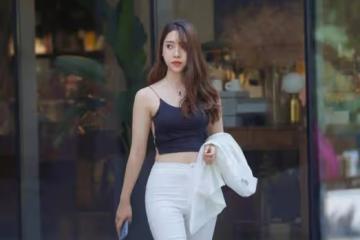 標題黑色細帶弔帶搭配白色高腰打底褲,日常百搭,顯身材