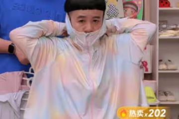 金龜子嫌退休金少，帶女兒一起賣貨遭吐槽：別裝嫩了，還是退休吧！