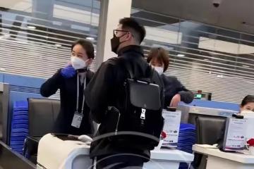 竇驍飛往巴厘島為婚禮做準備，梳著酷酷的髮型，機場被記者要喜糖
