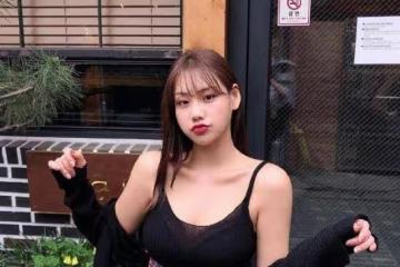 清純甜美系妹子,穿「黑色弔帶搭配碎花裙」,清純個性又養眼