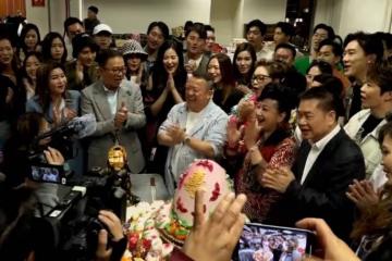 沒人管嗎？曾志偉70歲生日被美女輪流熱吻玩得超大超嗨，想起了羅志祥泳池派對