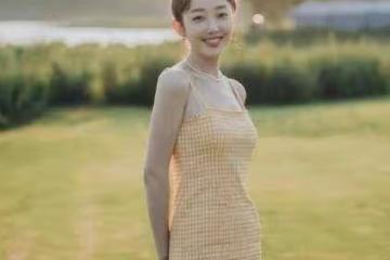 蔣夢婕帶爸爸郊遊,穿弔帶裙引起熱議,被指「沒考慮爸爸的感受」