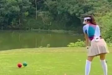 徐靜蕾美國近況曝光！穿超短裙打高爾夫身材好，黃立行也罕見發聲