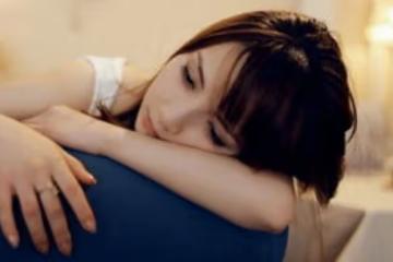 我躲在酒店衣櫃里，男友帶著女人進來，手裡熟練地撕開保險套