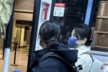 53歲王菲度假歸來，戴11元鯊魚夾坐擺渡車，惹同齡段大媽側目