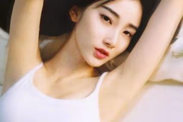 出差歸來,男友給我個大驚喜,他摟著個身穿性感蕾絲弔帶的女人