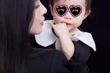 王燦攜女兒小蛋餃出境，黑色西裝內搭藍色短褲背心，顯現好身材