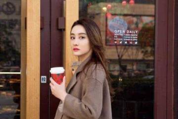 陳德容復出營業美出新高度,穿大衣配弔帶裙甜美減齡,被驚艷了