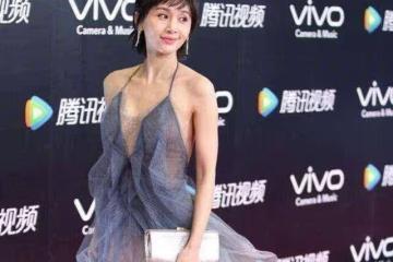 有種「性感」叫王子文，看到她的「50度弔帶裙」就知道，啥叫「招牌身材」