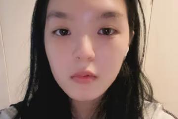 20歲法圖麥周末陪媽媽逛街，曬自拍眼神太像爸，母女倆已移居美國