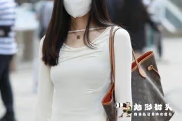 針織衫+緊身牛仔褲，展現身材曲線美，藍白配色凸顯優雅氣質
