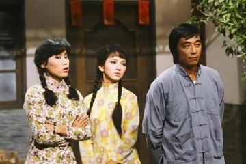 69歲趙雅芝春遊,穿緊身牛仔褲放風箏,出道40年老戲骨還是少女顏