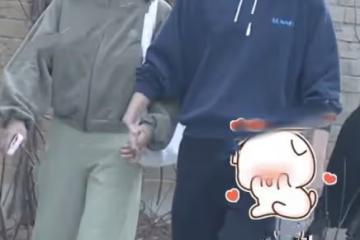 趙又廷夫婦牽手逛街，高圓圓喂老公吃甜品，與女兒視頻笑得好幸福