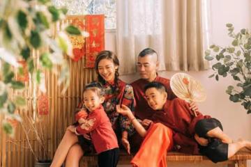 Jasper當校園導員拍宣傳片，中英文切換自如，自信可愛太像陳小春