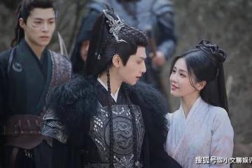 《長月燼明》穿金戴銀,華服加身,葉夕霧的侍女衣著,略顯荒唐