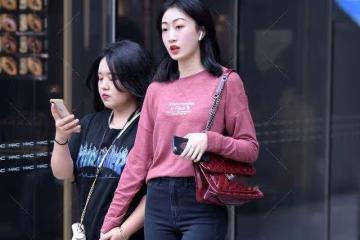 粉紫色上衣搭配緊身牛仔褲,時尚大方,舒適休閒,這個美女腿好長