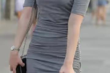 低調的小姐姐,時尚穿搭白T恤搭配緊身打底褲,盡顯優美身材曲線