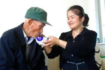 舅媽辛苦把我養大，她生日我送2萬，回家妻子一話，我含淚離婚