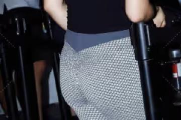 小姐姐穿緊身款瑜伽褲時尚動人，造型個性又有時尚感，更加雅致