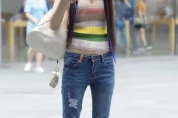 穿緊身牛仔褲打造性感身材,撓頭的樣子好可愛,彩虹色上衣很俏皮