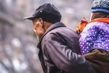 爺爺撿廢品供孫女上學，出嫁時爺爺不來，得知原因，孫女調頭離去