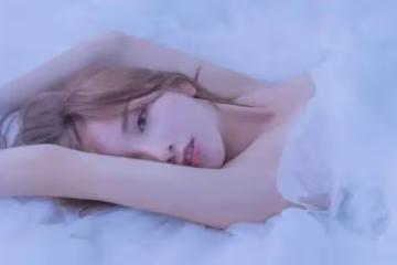 「孤男寡女共處一室」？話音未落，她取了一條鞭子走來