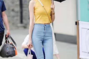 小姐姐穿緊身牛仔褲,輕鬆秀出婀娜多姿的身材,簡直不要太性感