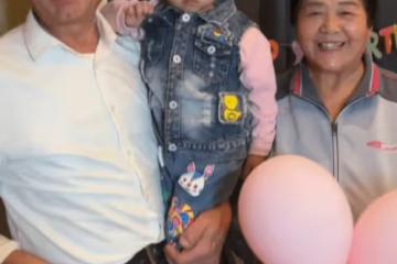 72歲黃維平陪女兒放風箏玩滑輪,3歲天賜冰雪聰明,七旬媽未同行