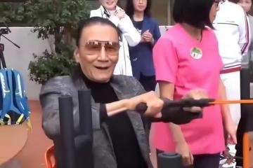86歲謝賢現身,腿部消瘦靠枴杖支撐,這兩年他是真的老了