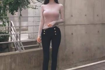 美女穿搭:小姐姐愛穿苗條好看的緊身褲,穿出滿滿的女人味!