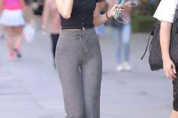 街拍:緊身褲和姑娘華美氣質完美結合,一抹紅唇格外現眼