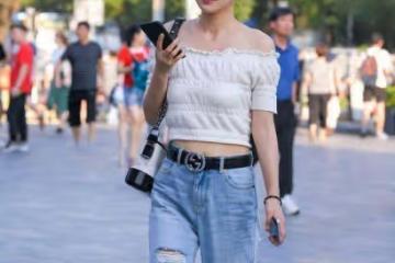 小姐姐短款上衣搭配緊身打底褲，減齡的風格，時髦又修身