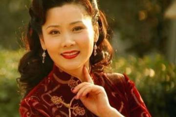何賽飛：幼時被母親拋棄，與父親相依為命，好在嫁給初戀幸福至今