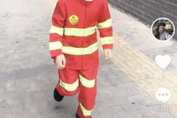 霍思燕曬兒子變裝視頻，嗯哼從5歲穿越到9歲，穿消防服正氣凜然