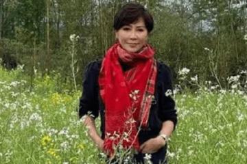 劉嘉玲曬油菜地照片,戴紅色圍巾很接地氣,和普通大媽沒區別