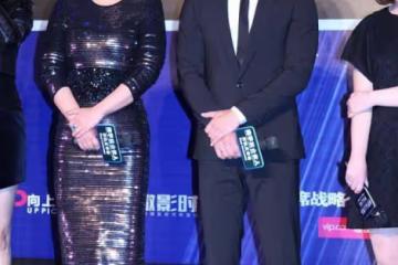 郝蕾不怕身材發胖，穿緊身亮片裙現身活動，帶點肉感真大氣