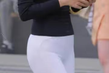 時髦的春裝,帥氣的白色休閒褲和緊身衣,女生也愛裝酷