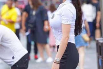 白色緊身襯衫配黑色褲子,時髦大氣顯利落,展現時尚名媛仙女范