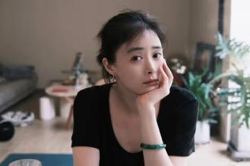 蔣欣瘦出新高度，一身黑色短套裝膚白貌美，鎖骨纖細減齡不止10歲
