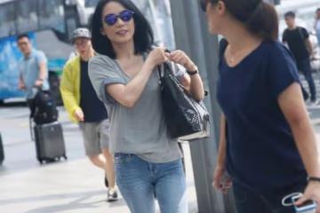 50歲俞飛鴻撞上52歲王菲,同穿灰T恤配緊身褲,隔空PK誰更勝一籌