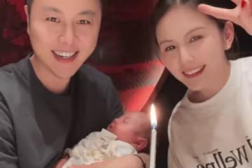 王思聰前任甜仇兒子迎滿月，鄭大錢躺爸爸懷中酣睡，夫妻親吻超甜